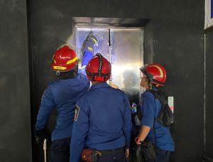 Penyelamatan Dramatis Korban Terjebak Dalam Lift Pertokoan di Tanah Apit