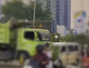 Bamper Mobil Daihatsu Grand Max Ringsek Ditubruk Truk di Jalan Ahmad Yani 