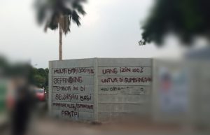 Kampanye Politik, Bacaleg Musti Bayar Pasang Spanduk di Tembok Jalan Raya Kampung Setu