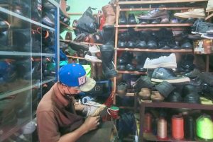 Mengais Rupiah, Jasa Sol Sepatu di Persimpangan Jalan Pengasinan Rawalumbu