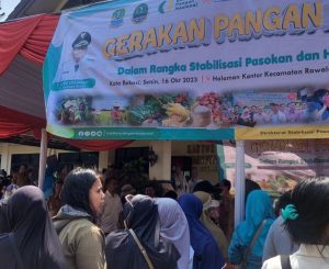 Ibu-Ibu ‘Serbu’ Bahan Pokok Pangan Murah di Halaman Kantor Kecamatan Rawalumbu