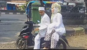 Dua Sejoli dari Kampung Buwek Nikah Secara Sederhana Naik Motor ke KUA, Yang Penting Sah !
