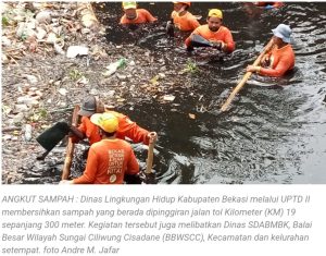 Tim Biawak Turun Tangan Bersih-Bersih Kali Cijambe