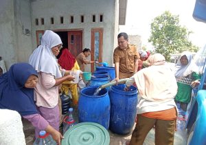 Krisis Air Bersih, Warga Kampung Tambun Engkong Gabus Dapat 8 Ribu Liter Air