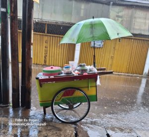 Jualan Es Doger di Musim Hujan, Kang Aden: Rezeki Enggak Ketukar