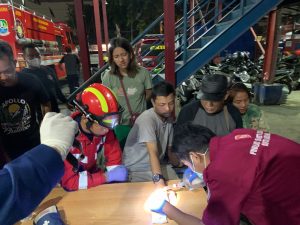 Personel Damkar Lepas 3 Cincin di Jari Tangan Seorang Warga  Kayuringin yang Sudah Membengkak