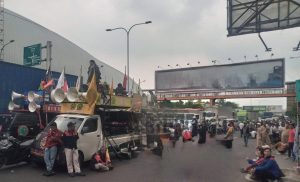 Buruh di Kawasan Industri Bekasi Turun ke Jalan Minta Kenaikan Upah 13 Persen