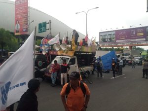 Aksi Buruh Tuntut Kenaikan Upah 16 Persen Tahun 2024 Bikin Tersendat Ruas Jalan Ahmad Yani