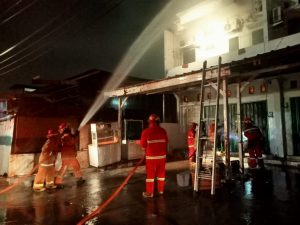 Diduga Korsleting listrik, Ruko 3 Lantai di Medan Satria Ludes Dilalap Api 