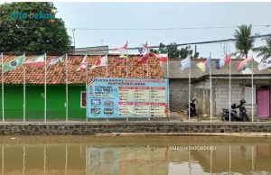 Bendera Piala Dunia Berkibar di Pingir Kali Kampung Asem Teluk Buyung, Ini Kata Pak RT Setempat