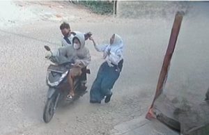 Keasyikan Main Hp Sambil Jalan, Pelajar di Tambun Kena Jambret