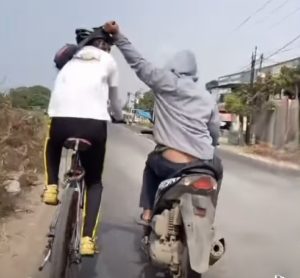Lagi Asyik Gowes, Seorang Pesepeda Dijambet Saat Melintas Jalan Inspeksi Kalimalang