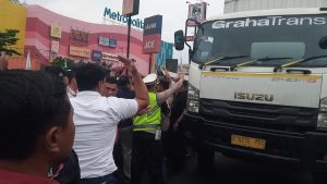Aksi Demo Buruh di Depan Tol Bekasi Barat Ricuh dengan Sopir Truk