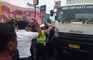 Aksi Demo Buruh di Depan Tol Bekasi Barat Ricuh dengan Sopir Truk