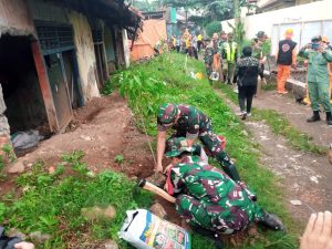 Prajurit Kodim 0507 Bekasi Bersihkan Lumpur Tanam Pohon Mangga dan Jambu
