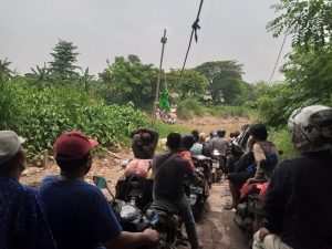 Imbas Perbaikan Jembatan, Pengendara Pilih Antre Setengah Jam Lewat Eretan di Kali Bekasi