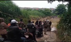 Rezeki Nomplok Jasa Perahu Eretan Saat Jembatan Babelan Tak Bisa Dilalui