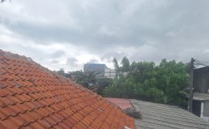 Cuaca Mendung dan Angin Kencang di Wilayah Bekasi Utara, Warga Bebenah Rapihkan Genteng dan Asbes