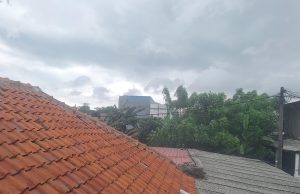 Cuaca Mendung dan Angin Kencang di Wilayah Bekasi Utara, Warga Bebenah Rapihkan Genteng dan Asbes