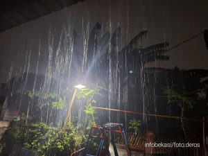 Angin Kencang Disertai Hujan Deras Guyur Kota Bekasi, Warga: Ujan Dadakan