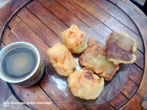 Orang Bekasi dan Hujan, Ngemil Gorengan Kue Dodol Cina di Teras Rumah
