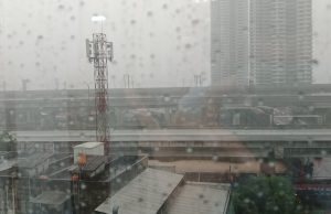 Siang hingga Sore Bekasi Diguyur Hujan, Sebagian Akes Jalan Tergenang Banjir