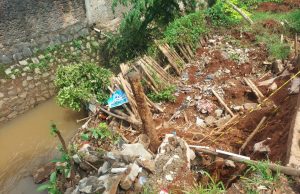 Jalan Legok Jatiasih Longsor dan Amblas Akibat Curah Hujan Deras