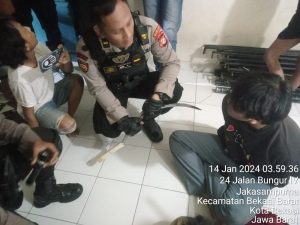 Polisi Bekuk 5 Remaja Hendak Tawuran di Kalimalang, Barbuk Celurit hingga Cocor Bebek