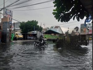 Jalan Perempatan Pangkalan Ojek Daong Kerap Tergenang Banjir, Siapa yang Mau Urus?