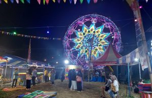Komedi Putar hingga Kora-Kora di Kampung Siluman