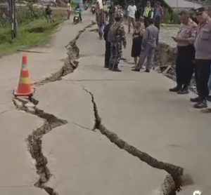 Akses Jalan Perbatasan Bojongmangu Amblas, Warga Diimbau Cari Jalan Alternatif