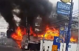 Kobaran Api Samping Dimsum Jatiwaringin Menyambar Kabel Listrik