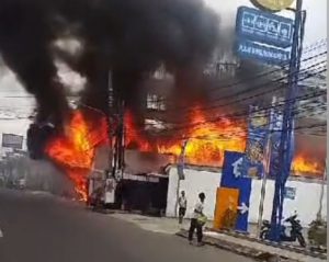 Diduga Korsleting Listrik, Tempat Servis Jok di Jatiwaringin Bekasi Terbakar