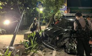 Diduga Ngantuk, Pengemudi Mobil Toyota Rush Tabrak Trotoar dan Lampu Penerangan Jalan Ahmad Yani