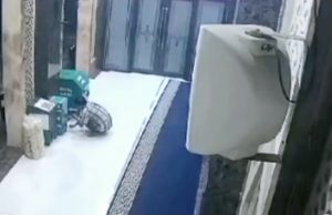 Maling Duit Kotak Amal Mesjid Raudhatul Muhajirin Modus Jualan Kerupuk