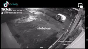2 Orang Terekam CCTV Pakai Bajaj Curi Besi Saluran Air di Rawalumbu