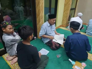 Tradisi Minta Tanda Tangan Imam Mesjid Usai Tarawih