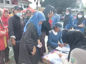 Emak-Emak di Tambun Antre Beras Murah, Siti: Rasanya Enak dan Nggak Bau