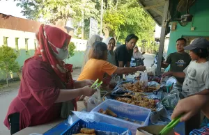 Berkah Ramadhan, Takjil Sisu “Diserbu” Pembeli Sambel Kacangnya Bikin Nagih