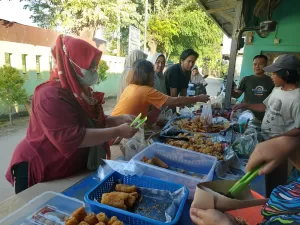 Berkah Ramadhan, Takjil Sisu “Diserbu” Pembeli Sambel Kacangnya Bikin Nagih