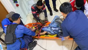 Aksi Heroik Petugas Damkar Evakuasi Pemuda Sakit Saraf Kejepit di Jakasampurna