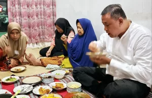 Mak Nisah Nangis Terharu Saat Sahur Bareng Tri Adhianto