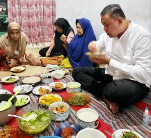 Mak Nisah Nangis Terharu Saat Sahur Bareng Tri Adhianto