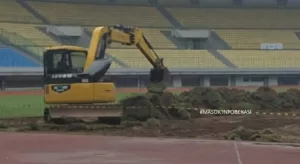 PUPR Bongkar Rumput Stadion Patriot Tahap ke-2