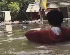 Kiriman Banjir dari Bogor di Teluk Pucung Berangsur Surut