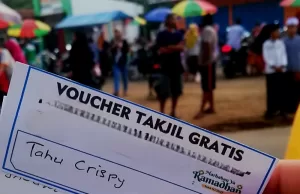Berburu Takjil Gratis, Siapa Cepat Dia Dapat !