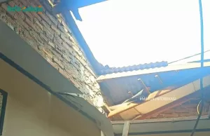 Pria Pencuri Hp Kejeblos Atap Rumah Saat Ditangkap Warga