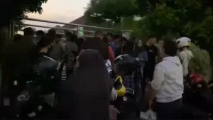 Demi Dapat Tukar Uang Buat Lebaran, Warga Bekasi Rela Antri Sejak Sahur