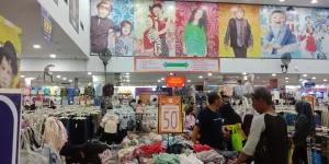 Warga Bekasi Berburu Diskon Baju Lebaran 