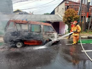 Ini Penyebab Mobil Angkot di Jalan Ir H Juanda Terbakar